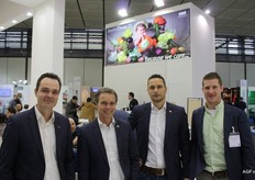 Cor en Evert-Jan Wassink en Romke van Velden van Sorma Benelux krijgen bezoek van Niels Trybon op de stand