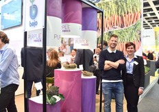 De nieuwe Bejo stand is uitgerust met een display voor de Purple Power lijn - paarse groenten met veel voedingsstoffen. Op de foto Jurgen van Baar & Danielle Bruin.