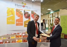 Het Israelische veredelingsbedrijf Toma-Tech, ontwikkelaars van het Toma'Muse concept. Op de foto Ofer Ben Zvi (rechts) met Wilfred Scheffers van plantenkwekerij WPK, die onderling goed samenwerken.