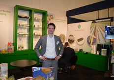 Piet van den Oord van Oerlemans Packaging. Perfon is een bedrijf dat flexibele verpakkingen en folies levert. Met de hot needle machine kunnen perforaties in allerlei vormen en maten worden gemaakt.