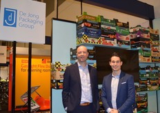 Ronald de Wildt en Dennis Voskamp van de Jong Verpakkingen. Met International paper is een overeenkomst om de retailsector op Europees niveau te kunnen bedienen met een uniforme lijn dozen voor o.a. de AGF sector.