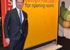 Jan van Kessel bij de Flexdoor 3.0. De flexibele deur voor rijpkamers met een rubberen afdichting die bij onder en bovendruk zorgt voor een gasdichte afsluiting. De deur bestaat uit twee evenwijdig aan elkaar lopende doeken met een tussenruimte van ongeveer 13 cm. Tussen de doeken stilstaande lucht die zorgt voor een uitstekende isolatie en condensvorming tegenhoud. Aan de kozijnprofielen is een koudebrugonderbreking gemaakt zodat ook daar geen condensvorming op kan treden. De deur wordt vooral gebruikt als er bouwkundig geen mogelijkheid is om de standaarddeuren te gebruiken. De deur is leverbaar in veel verschillende kleuren.