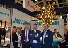 Marina Yarushina, Niels Oskam, Kees Oskam en Erik Oskam van hardfruitspecialist Jan Oskam. Het nieuwe pand is klaar, de machines worden in mei overgeplaatst zodat men het nieuwe seizoen op de nieuwe locatie kan starten.
