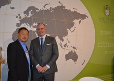 Jan van der Lans in gesprek met een relatie.