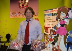 Carl van der Wiel, toont gesneden uien in diverse snits, zoals ringen, partjes en blokjes.