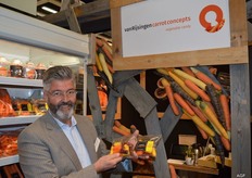 Rene va de Linden toont het nieuwe concept tricolore, gewassen en gesneden snackwortelen.
