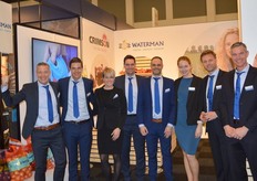 Waterman Onions: Erik Waterman, Aron Waterman, Leonie Schipper, Rudie Ensing, Henri Hendrikse, Naomi Waterman, Ewald Gouwenberg en Wim Waterman. 16 juni wordt er een open dag gehouden om de nieuwbouw en het twintig jarig bestaan te vieren.