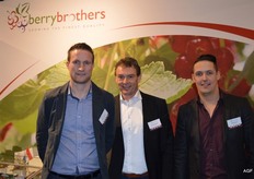 Nijs van Zuilen, Laurens Sneijders, Noud Linssen van Berrybrothers. Witte en zwarte bessen worden nu ook verkocht en het aanbod van framboos en blauwe bessen is flink uitgebreid. Begin juli wordt de nieuwbouw (o.a. verpakkingshal) opgeleverd waardoor het bedrijf de beschikking krijgt over 2700 M2 bedrijfsruimte. Nijs van Zuilen: ‘Topseal heeft de toekomst, het dekselen van schaaltjes wordt steeds minder. Met topseal minder gebruik van plastics. Daardoor werk je minder milieubelastend.’