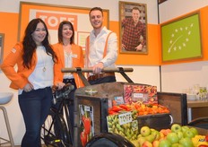 Iris Bronwasser, Jeffrey Moret en Charona Stout van Toff. Biologische handel uit verschillende landen wordt jaarrond geleverd. Het assortiment omvat 50 verschillende producten zoals glasgroenten, tomaat en paprika maar ook overzeese import als appels en peren uit Argentinië. Griekse zoetpunt paprika, import van Habanero pepers uit Mexico. Onlangs is er ook gestart met import van Chinese gember.