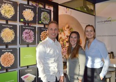 Michael de Langen, Jaimy Deken en Eva van der Plas van Van der Plas Sprouts. Healthy sprouts, happy life is het motto van deze enthousiaste innovators op Sprout gebied. Het bedrijf beschikt over een nieuwe website waar de boodschap ligt op sprouts die fris en hip zijn. Ook nieuw is de mosterdmix, een sprout die het goed doet in combi met een blokje kaas of bij een broodje kroket!