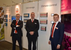 VDH Products toonde o.a. de nieuwe MC3 Klima. Een regeltechniek voor klimaatkamers. Jacco Smid, Henk Westera en Thomas Kalteren.