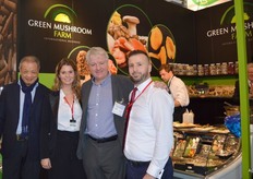 Green Mushroom Farm heeft een breed assortiment aan paddenstoelen o.a. uit eigen teelt. Vlnr: Parh, Marc, Shanon en Sammi.