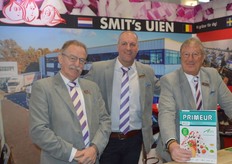 Cock Lassche, Raymond Mahieu en Jan Smit. Smit's uien schilt al sind 1976 uien. Gesneden uien in diverse snits sinds 1992.