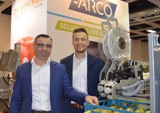 De Koningh coding & labeling. Fruitlabelaar is nieuw in het assortiment. Milieuvriendelijke labels zijn standaard. Er kan inline tekst worden geprint op voorbedrukte labels. Wim Kromhout en Jeffrey Bouman.