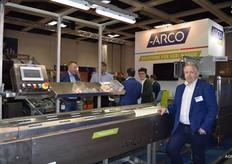 Albert Vermeulen van Arco poseert voor de nieuwe correctie weegunit. Deze wordt gebruikt in de nieuwe aardbeien weeg en verpakkingslijn van Fruitmasters.