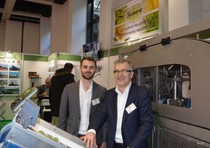 Georges en Theo Sweere bij de broccoli en bloemkool roosmachine.