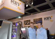 Karel van Velthoven en Jeroen van Rooyen van Key Technology staan bij de Veryx C70 sorter, de kleinste uit de Veryx familie maar heeft wel een grote capaciteit. Deze optische sorteerder is geschikt voor het sorteren van bevroren groenten, fruit en noten. Het is een machine uit de Belt shoot reeks. Een standaardisatie waarbij het gemakkelijk om onderdelen uit te wisselen. De machine is leverbaar in diverse breedtes