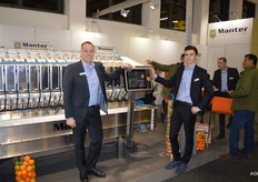 Marcel Oldenziel en Kjelt Steffens van Manter bij de M16 IV weger. De machine is geschikt voor het wegen van citrus, uien, aardappelen etc. Er is een roestvrijstalen uitvoering voor het wegen van natte producten zoals wortelen. De machine heeft twee uitgangen. Met het Manter Control worden alle machines in een lijn met elkaar verbonden. Het totale proces van wegen en verpakken is zichtbaar op één scherm. Momenteel zijn in Verenigde Staten 3 projecten met dit systeem uitgevoerd. Ook is er een serviceapplicatie ontwikkeld, dit is een klantspecifieke app waarmee klanten kunnen aangeven welke onderdelen ze willen bestellen. In de app is hun machine zichtbaar. Door een onderdeel te selecteren krijgt men automatisch een prijsopgave van een dergelijk onderdeel.