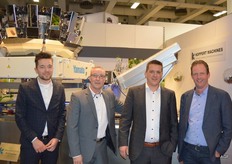 Patrick ten Have, Leo van der Ven, Paul Koppert van Koppert machines. Rechts Arjan Morêe van Skilpack. Dezer bedrijven hebben een gezamelijk project geleverd bij VDK in Lier (België) voor het topsealen van tomaten. Het is een volledig geautomatiseerde lijn. Koppert leverde het weeg- en vulgedeelte voor verschillende verpakkingen. Skilpack is verantwoordelijk voor de topsealmachine van Mecapack, geschikt voor verschillende verpakkingsvormen.
