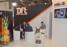 Dutch Food Technology snijdt ananassen volautomatisch.