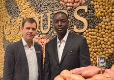 Heero Gramsma en Muhammad Semega voor de Wall of Colours. Het brede en kleurrijke aardappelassortiment van Nedato.
