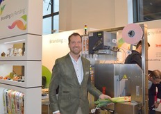 Rinze van de Vinne van Bandal toont gebundelde prei met het unieke bandje. Op het voorbedrukte bandje kan aanvullende data geprint worden. Branding by Banding.