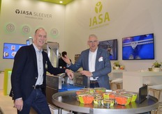Rechts Piet Pannekeet van JASA die uitleg geeft aan Piet van Vugt van Vugt kruiden.