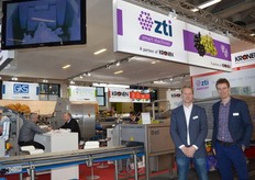 Erik Winder en Machiel Honig van ZTI smart machines poserend bij de destemmer, een machine voor het onttrossen van druiven.
