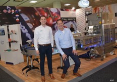 Jan Molenaar en Pierre Hagenaars van het Packhuys BV in een jolige bui na drie dagen beurs.