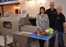 Jegerings.com innovators in snijtechniek. Evie Jegerings, Jan Jegerings en Toon Hikspoors poserend voor de bandsnijder BCM1650. Met deze machine snij je alle soorten groenten in een perfecte snit. Ook geschikt voor kruiden zoals bieslook en peterselie.