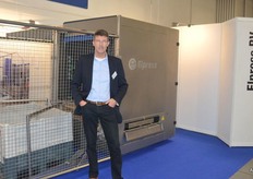 Peter Hogervorst van Elpress bv hij staat bij de EDW Box wasser.