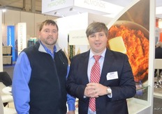 Mark A. Crawford en Parker T. Cooper van Nature's Way Farms.