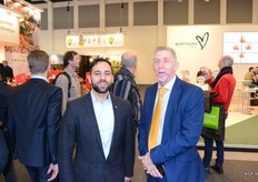 Piet Schotel met een Jordaanse exporteur Abdulah Al Goul van Excellence Jordanië
