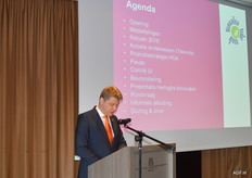 Voorzitter Gijsbrecht Gunter opent de vergadering van het jaarlijkse uien uitje.