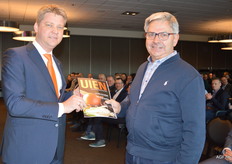Gijsbrecht Gunter overhandigt het eerste exemplaar van het jubileumnummer over onze exportheld 'UIEN' aan Kees Hoogzand van Hoogzand Uienhandel B.V. - HOZA.