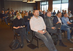 Chayenne Wiskerke pakt het serieus op: "wat zou het juiste antwoord zijn"?. Piet van Liere denkt hard na.