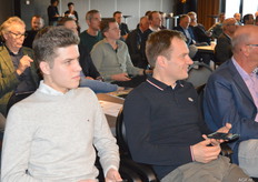 Lennart Ras kijkt er wel heel serieus bij en Rien Murre van TOP lijkt er wel lol in te hebben.