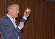 Trotse uienambassadeur Erik Waterman wist de zaal te boeien met allerlei uienweetjes.