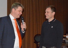 Rien ziet er de humor wel van in wanneer Gijsbrecht Gunter hem bedankt voor zijn inspanningen binnen het uiencomité.