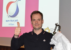 Een bronzen beeldje van het uienmeisje.