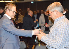 De ballonnen worden uitgedeeld. 