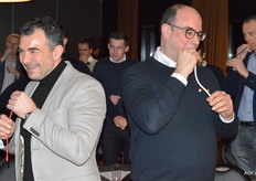 Marcel en Koen blazen een deuntje mee.