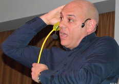 Bij Adam komt er zelfs lucht uit z'n oren.