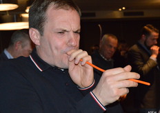 Rien krijgt het maar niet voor mekaar. Harder blazen Rien!