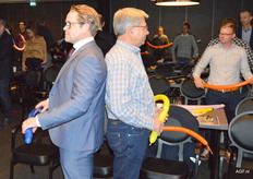 En nu de samenwerking. Je partner vertelt wat de ander moet doen om een ballonfiguur in elkaar te fröbelen.