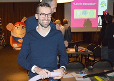 Heronion op de achtergrond kijkt het allemaal glimlachend toe.