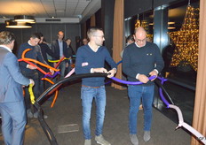 De ballonnen worden aan elkaar geknoopt.