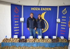 Jim en Im Hoogzand poseren bij de Hoza-rassen. Het nieuwe ras Tina is voor het late segment en levert veel kilo's