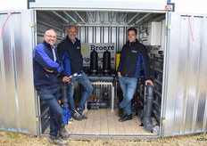 Jaap D'Hont, Wim Menu en Ties Baltussen van Broere Beregeningen hebben volop praktijkproeven met dripirrigatie in de uien.