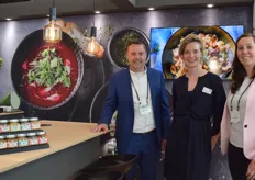 Marvin Willers, Marloes Akerboom en Joyce Nijensteen in de culinaire stand van Koninklijke Euroma